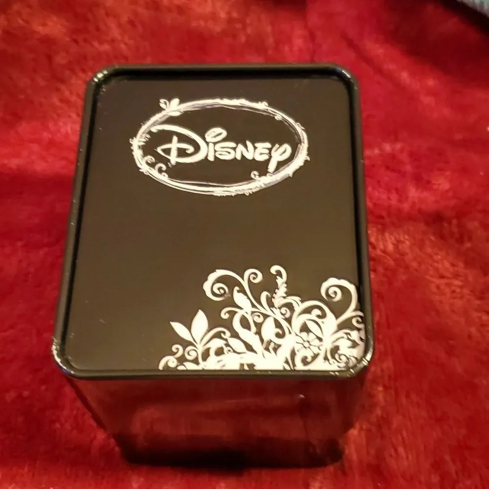 NEW IN BOX Disney Minnie Mouse Watch Red Patent Wristband‎ Silver Case